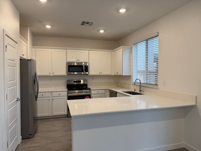 Building Photo - Beautiful 3 bed /2.5 bath Waiting For You!  SOLAR!!  Please read entire ad for viewings!