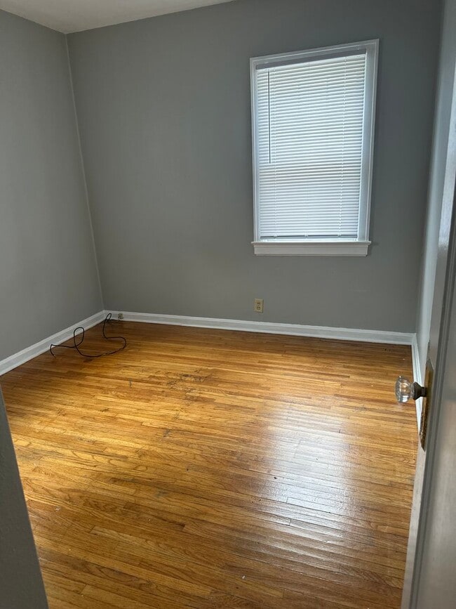 Building Photo - 2 Bedroom, 1 Bath