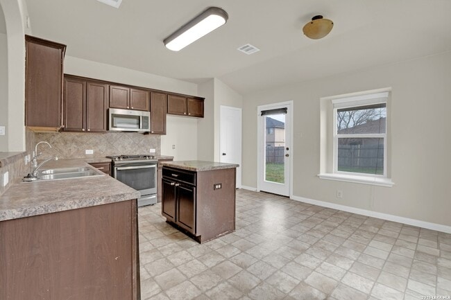 Building Photo - 226 Goldenrod Dr