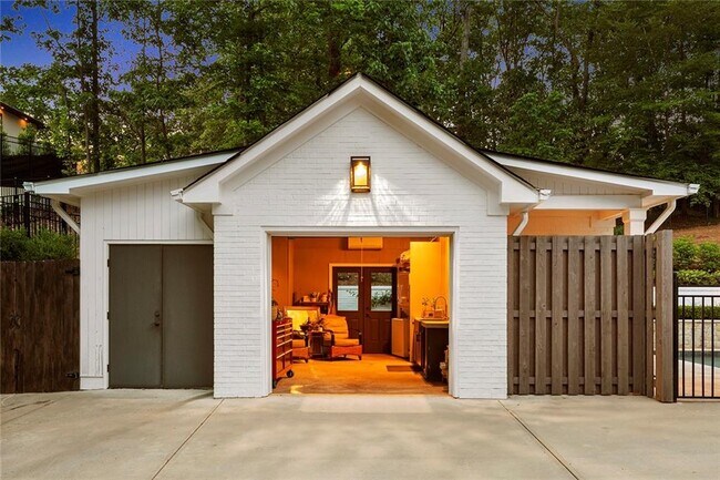 Building Photo - 1100 Kingston Dr NE