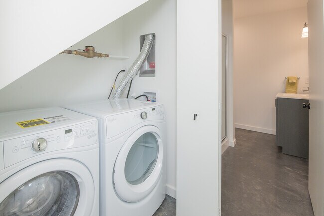 Building Photo - Atkinson Commons- Unit 6