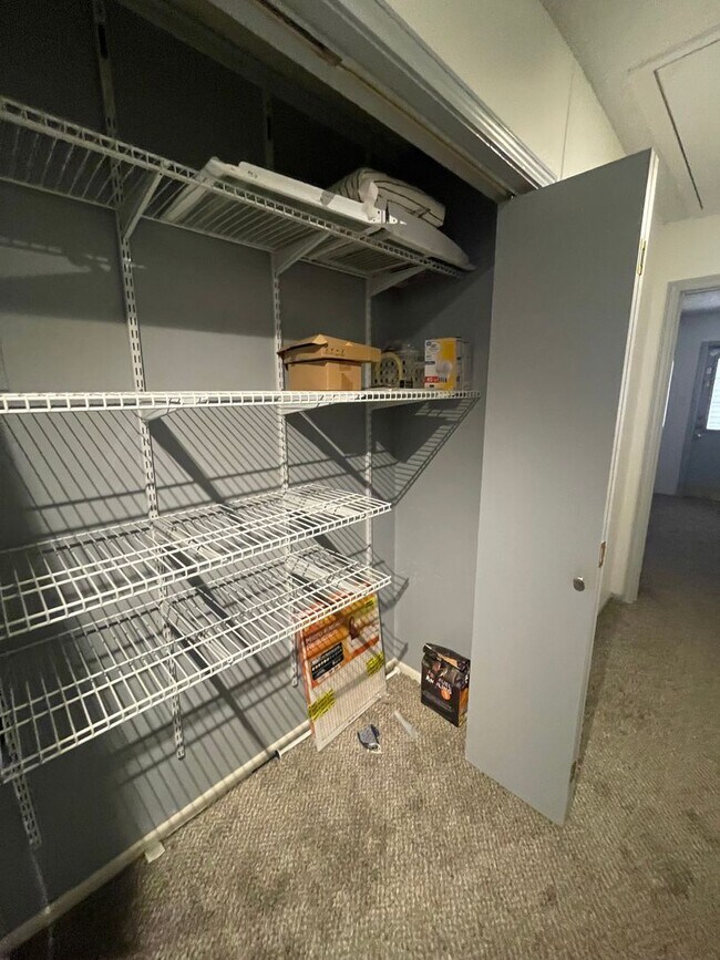 Building Photo - This spacious 3-bedroom, 2-bathroom apartment