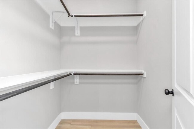 Building Photo - 819 E 40th St