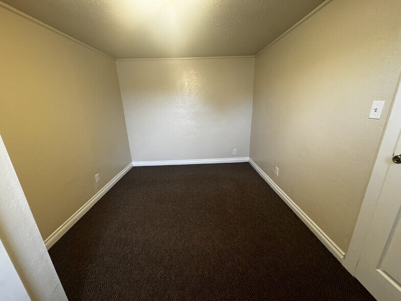 Building Photo - 1705 Quaker St