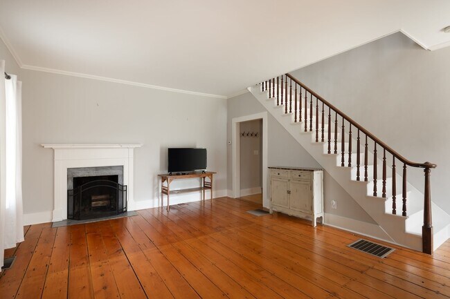 Building Photo - 14 Library St