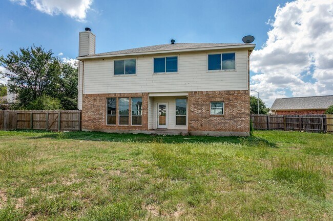 Building Photo - Welcome home to this spacious 4-bedroom, 2...