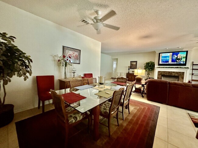 Building Photo - Large Beautifully Furnished Home in Sun City!