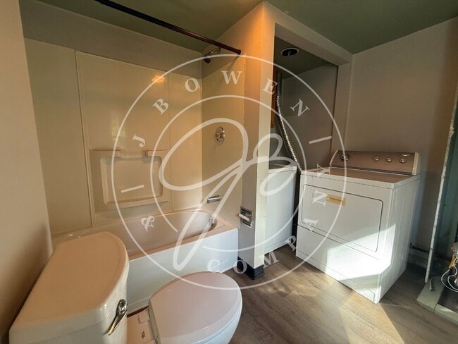 Building Photo - 3-Bedroom South Toledo Home with 2 Full Ba...