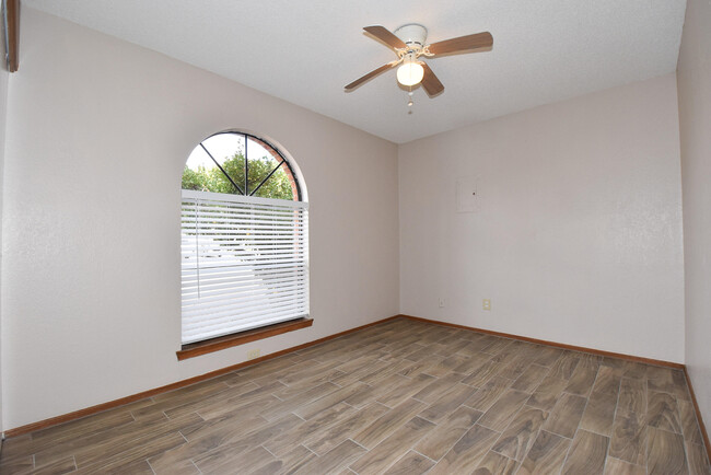 Building Photo - 11234 Red Hawk Ln