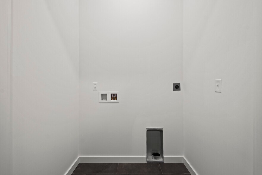 Building Photo - 445 SW Longview Blvd