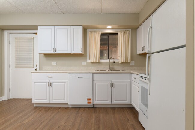 Building Photo - 953 N Rohlwing Rd