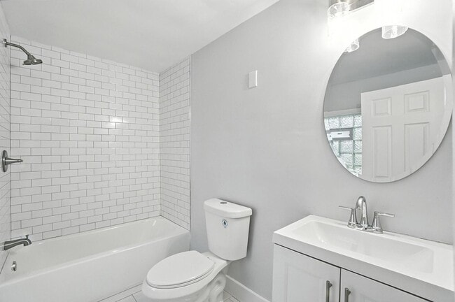 Building Photo - Newly Renovated, Large Home in Dayton!!
