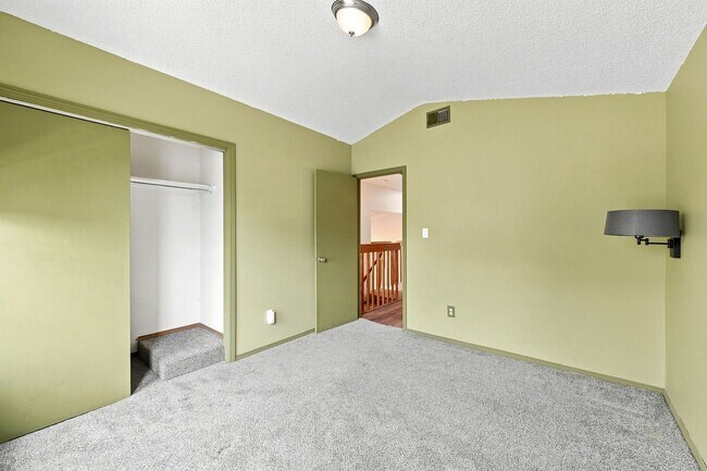 Building Photo - 3 bed, 3 full bath - perfect for roommates!