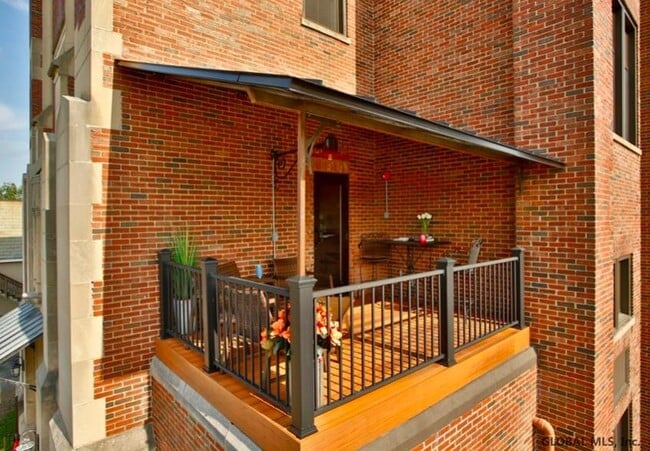 Building Photo - 34 William St