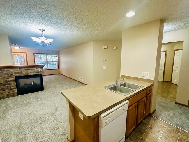 Building Photo - Updated Colonial 3 Bedroom Townhome with N...