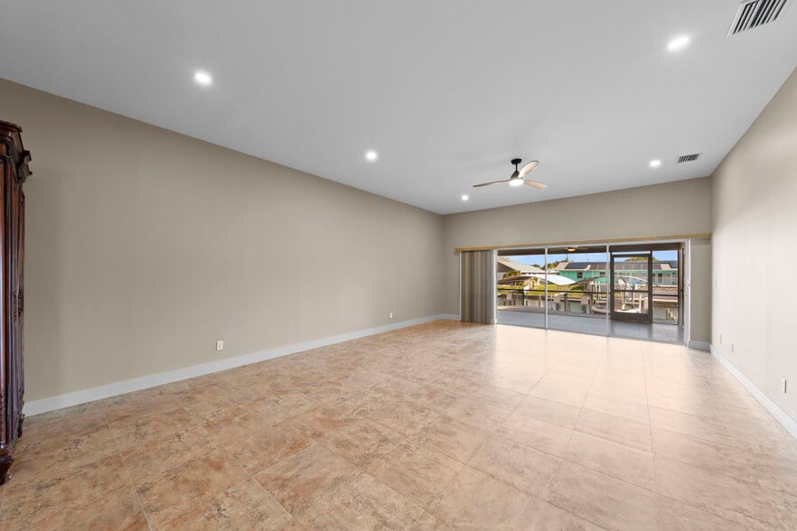 Building Photo - 409 SW 47th Ter
