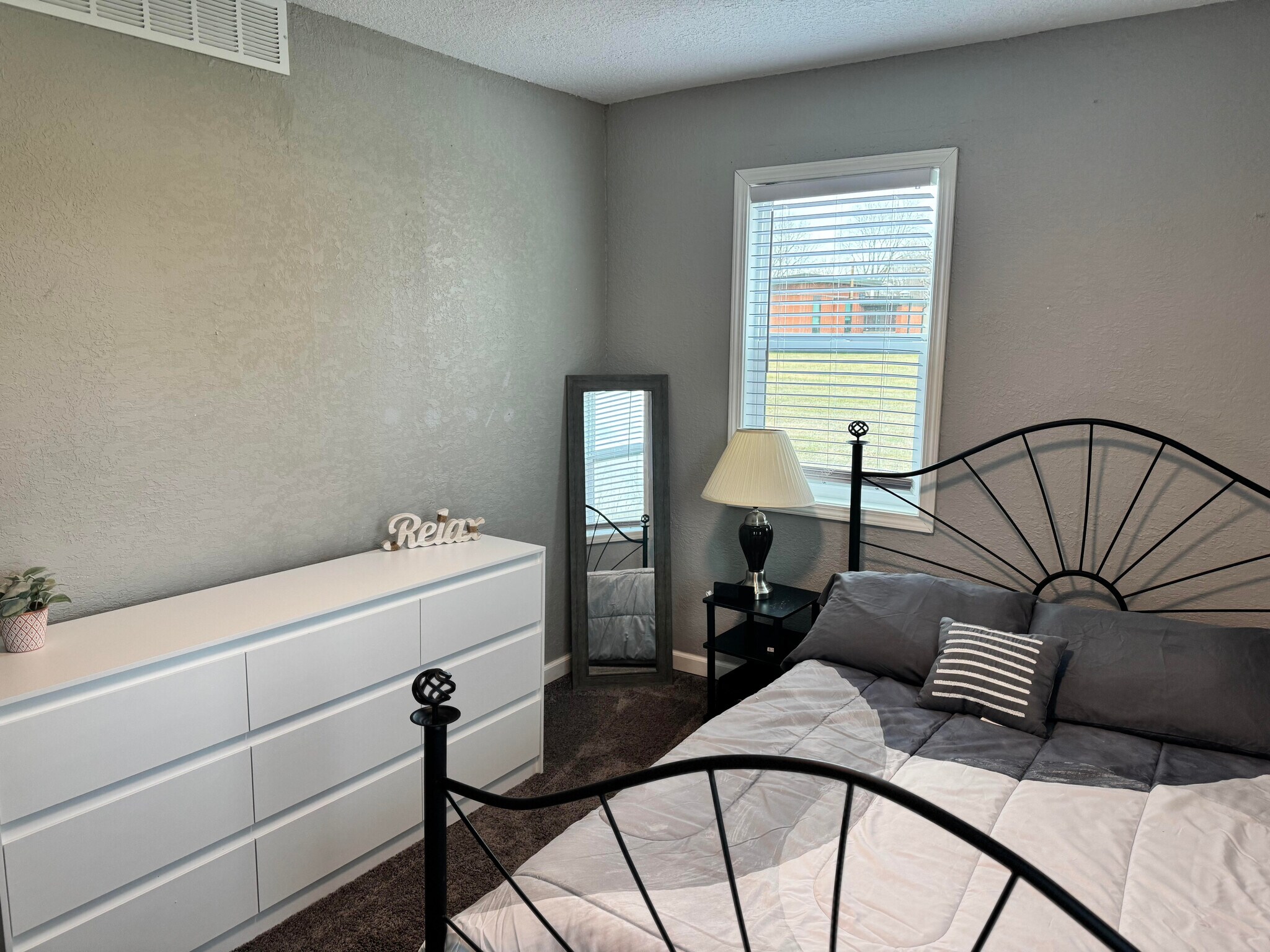 Building Photo - 400 Walker Dr