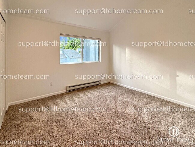 Building Photo - "Charming 2-Bed Townhouse with Spacious 12...