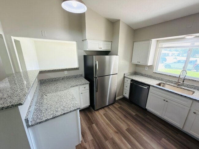 Building Photo - Move-In Ready 3BR/2BA Home with 2-Car Garage in St. Charles