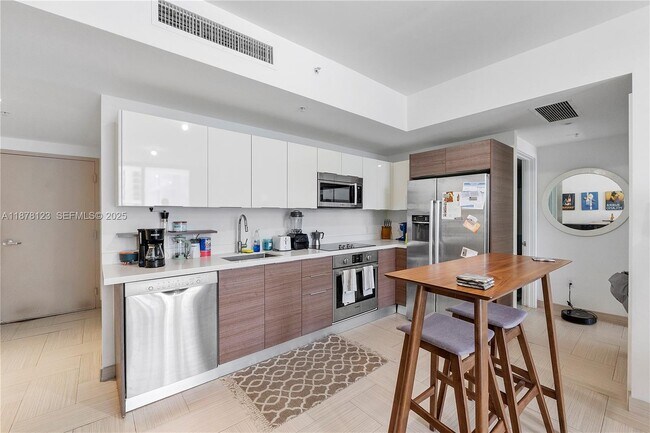 Building Photo - 1010 SW 2nd Ave