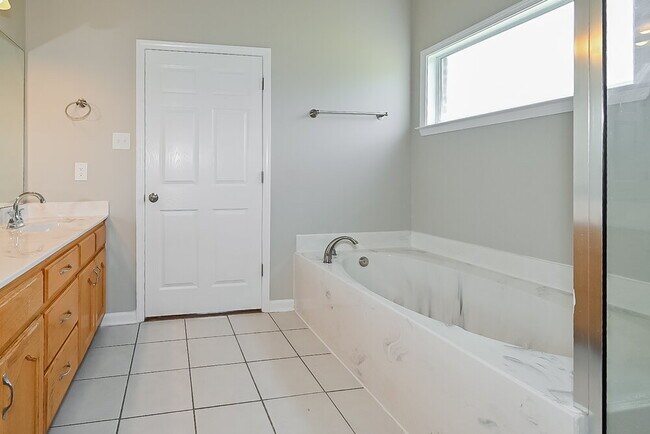 Building Photo - 6044 Kingsview Cove