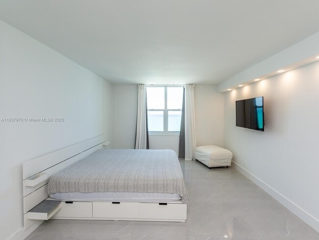 Building Photo - 2501 S Ocean Dr