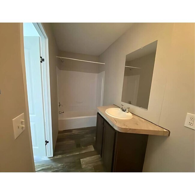 Building Photo - 1521 Thomas Dr