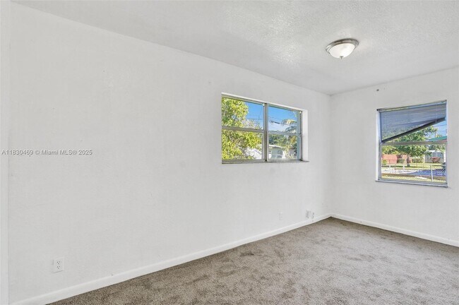 Building Photo - 3431 NW 5th Pl