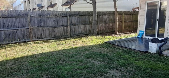 Building Photo - End-Unit Townhome in Amhurst "ASK ABOUT OUR ZERO DEPOSIT"