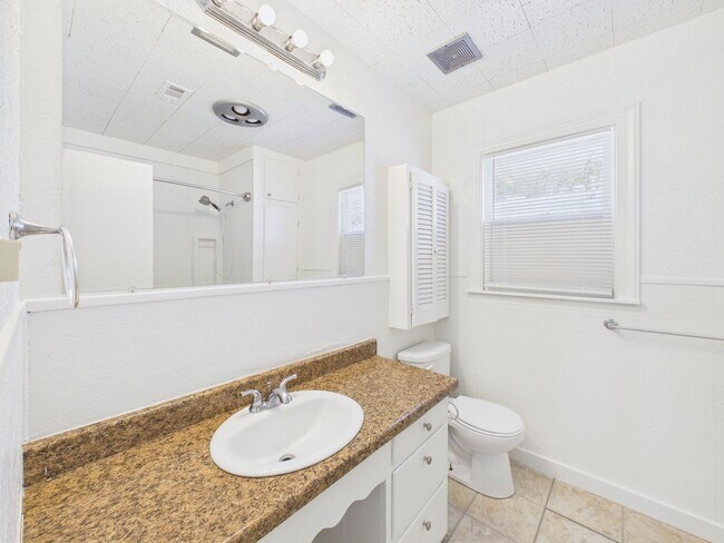 Building Photo - Adorable 3 Bedroom Home in Sunset Addition!