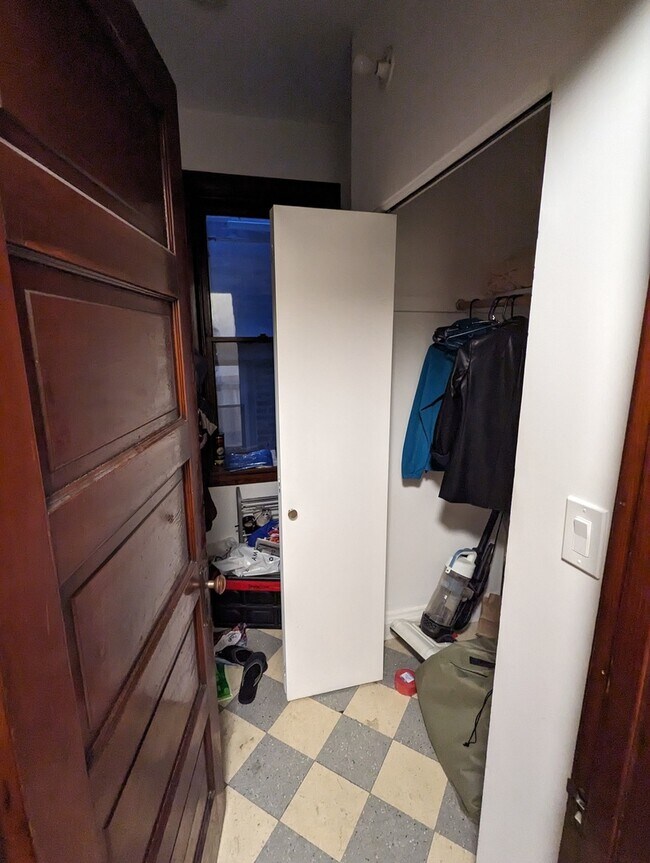 Building Photo - 1133 N Winchester Ave