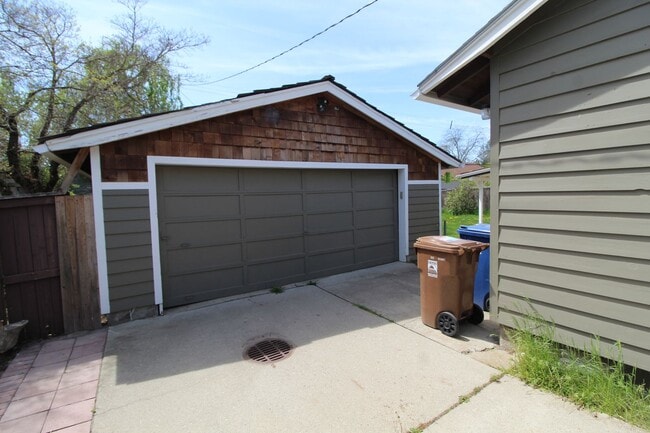 Building Photo - 129 W 39th Ave