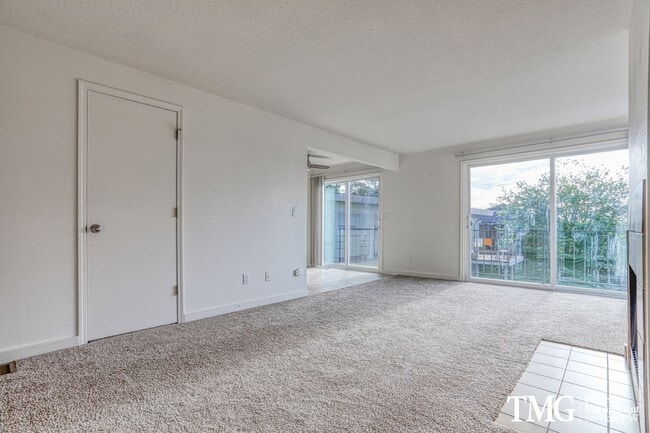 Building Photo - Spacious 4BR Townhome with AC, W/D, Garage...