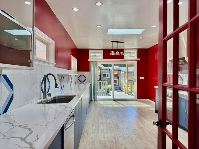 Building Photo - 809 Bayswater Ave