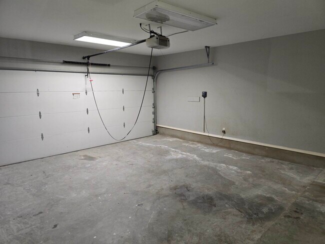 Building Photo - 2987 Temple Dr