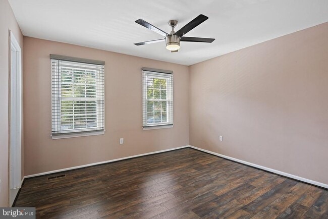 Building Photo - 18 Chantilly Ct