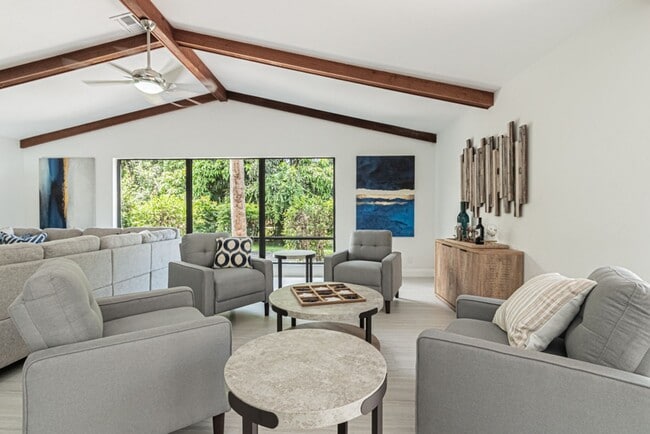 Building Photo - Newly Renovated 3 Bedroom Pool Home in Des...