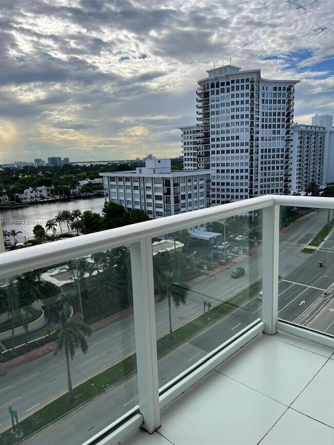 Primary Photo - 5601 Collins Ave