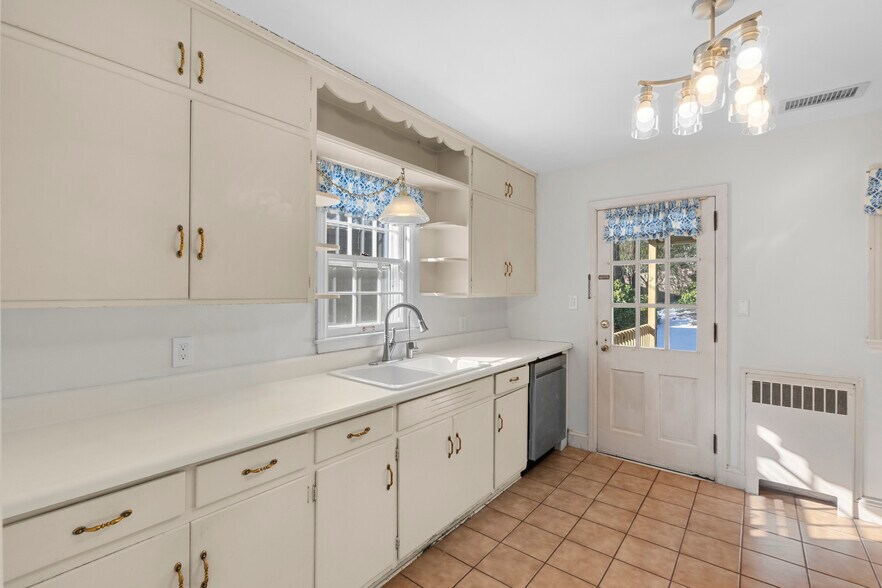 Building Photo - 221 W Avondale Dr