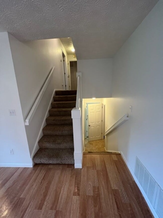 Building Photo - Gorgeous Eagle River Home w/ Open Concept Layout!