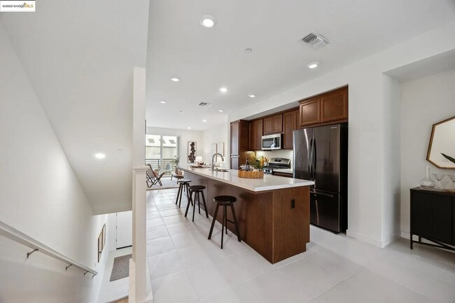 Building Photo - Modern 2+ Bedroom, 2++ Bathroom Living in ...