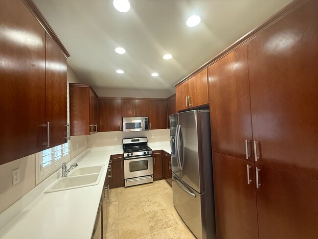 Building Photo - Modern 2 bedroom, 2.5 Bathroom Townhouse i...