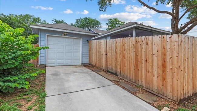 Building Photo - Beautifully Updated Smart Home Near Downtown San Antonio