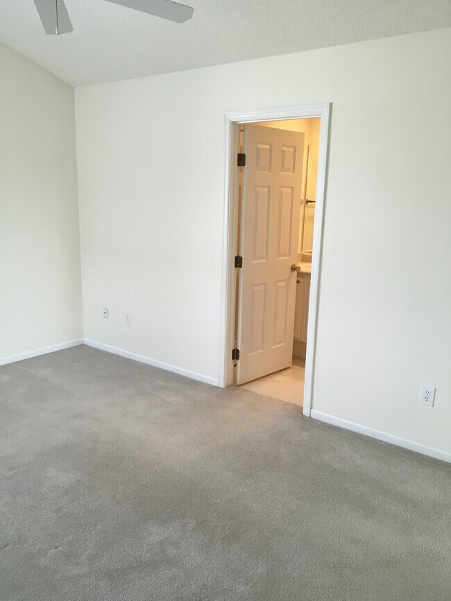 Building Photo - 931 Jasmine Dr
