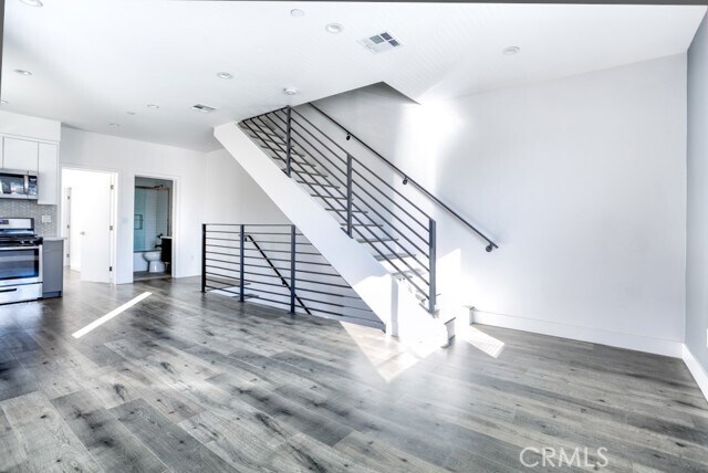Building Photo - 11639 Burbank Blvd