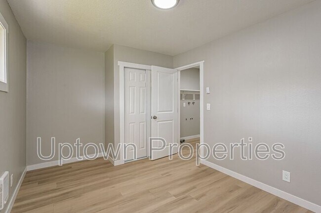 Building Photo - 466 N Adair St
