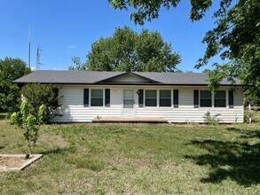 Building Photo - Charming 3-bedroom, 1.5-bathroom home available for rent in Clearwater, KS!