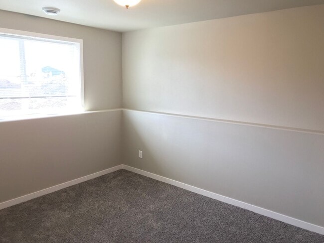 Building Photo - 4 Bed 2 Bath Single Family Home