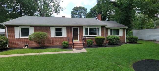 Building Photo - Brick ranch in Southside with large privat...