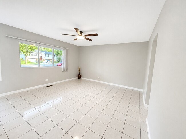 Building Photo - 6847 Hawthorne Ln